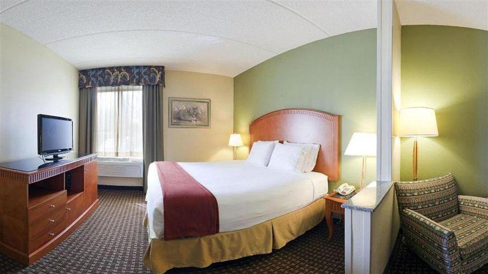 Express & Charlotte Arpt-belmont By Ihg Hotel