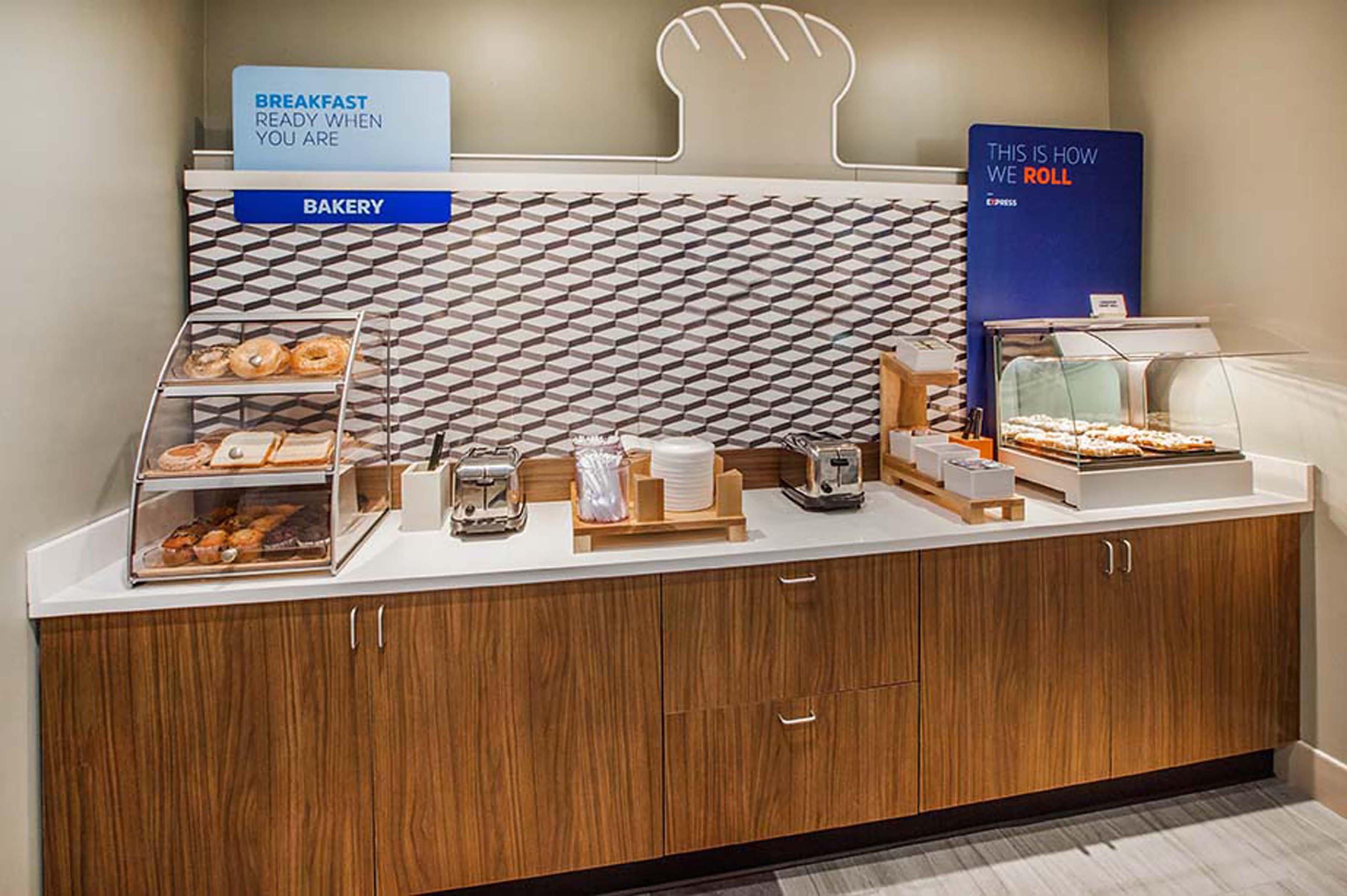 Express & Charlotte Arpt-belmont By Ihg Hotel