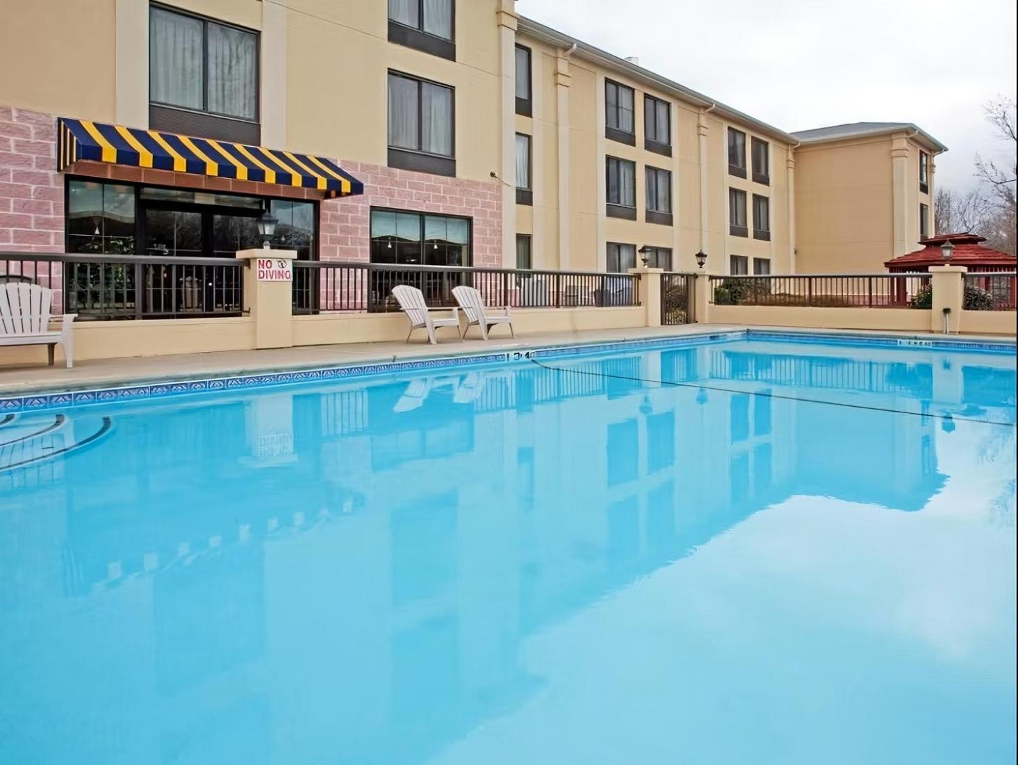 Express & Charlotte Arpt-belmont By Ihg 2* Belmont