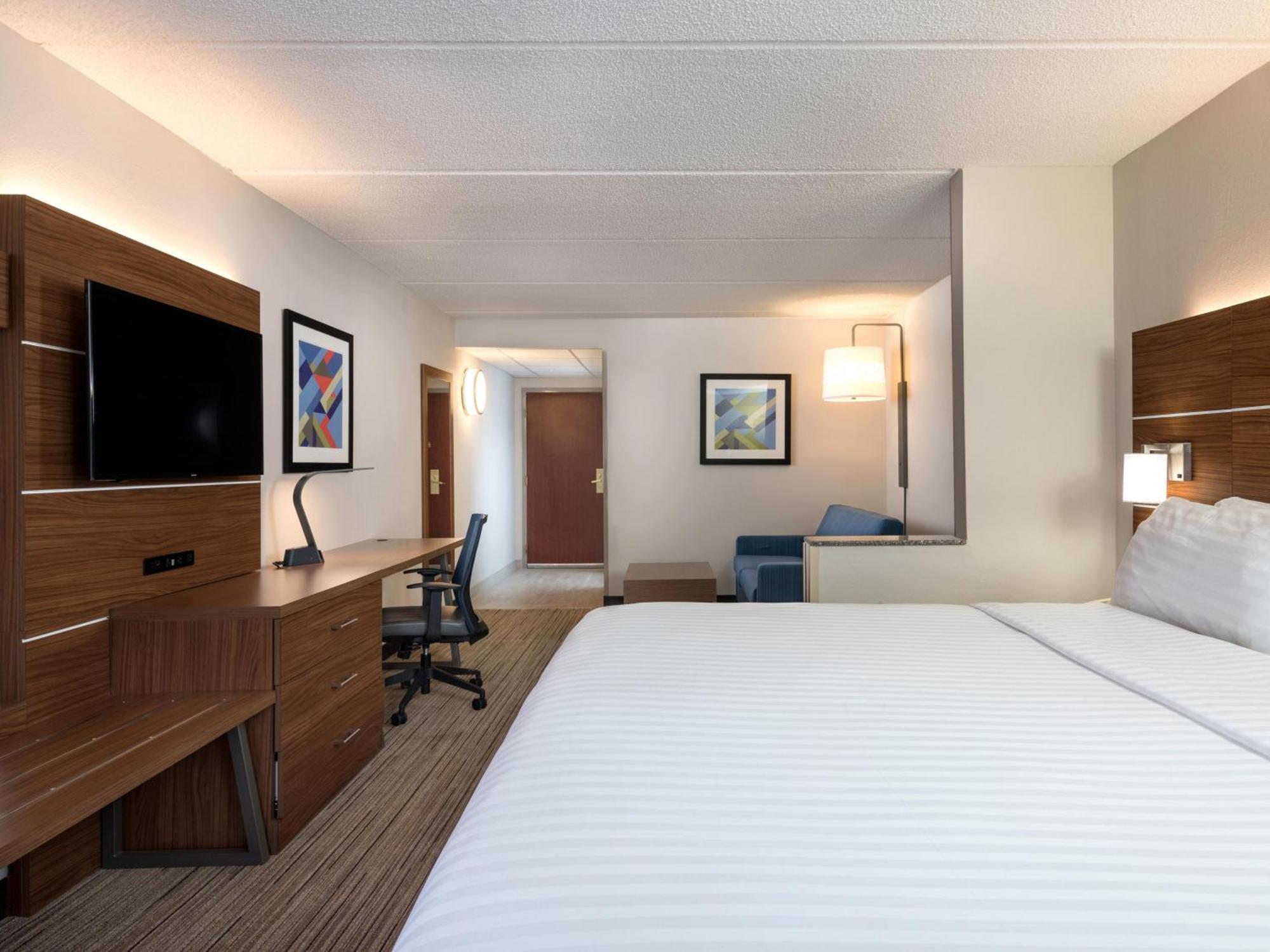 Express & Charlotte Arpt-belmont By Ihg Hotel 2*