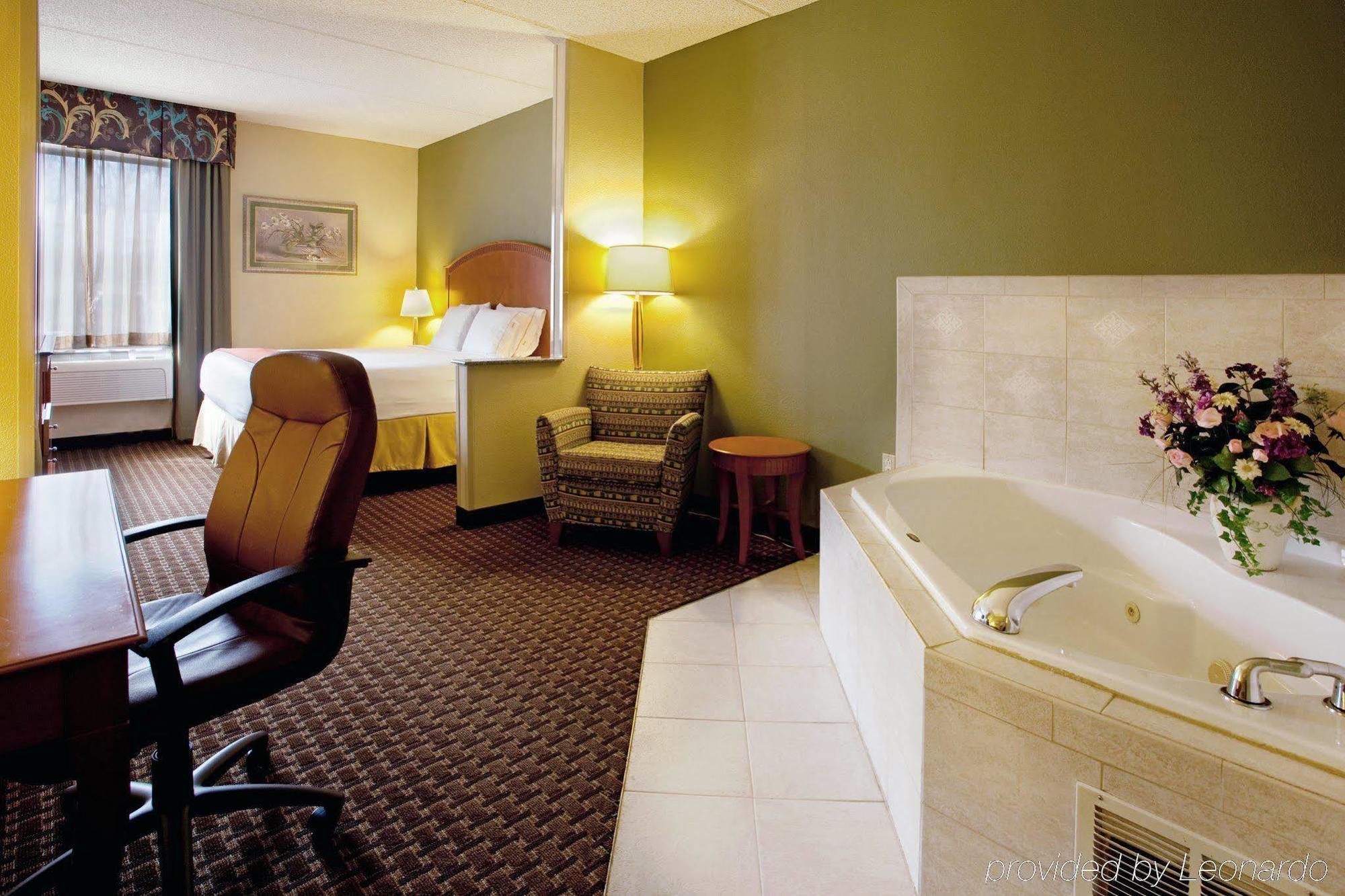 Express & Charlotte Arpt-belmont By Ihg 2* Belmont