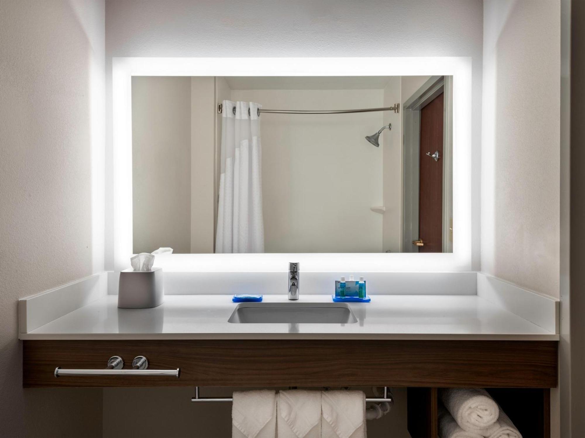 Express & Charlotte Arpt-belmont By Ihg Hotel